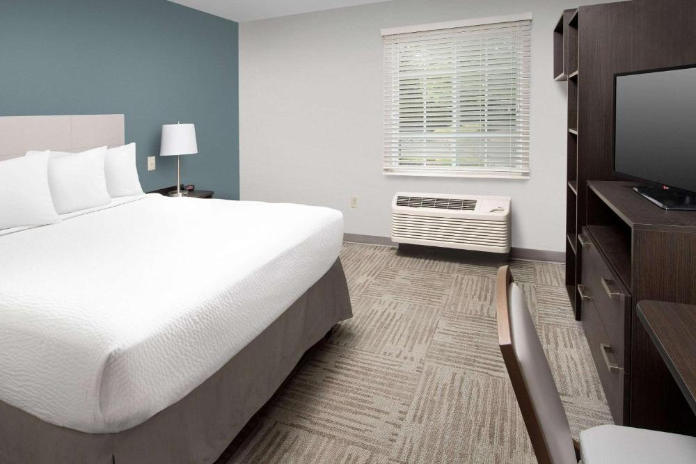 Queen Room with Roll-In Shower - Disability Access/Non-Smoking interior