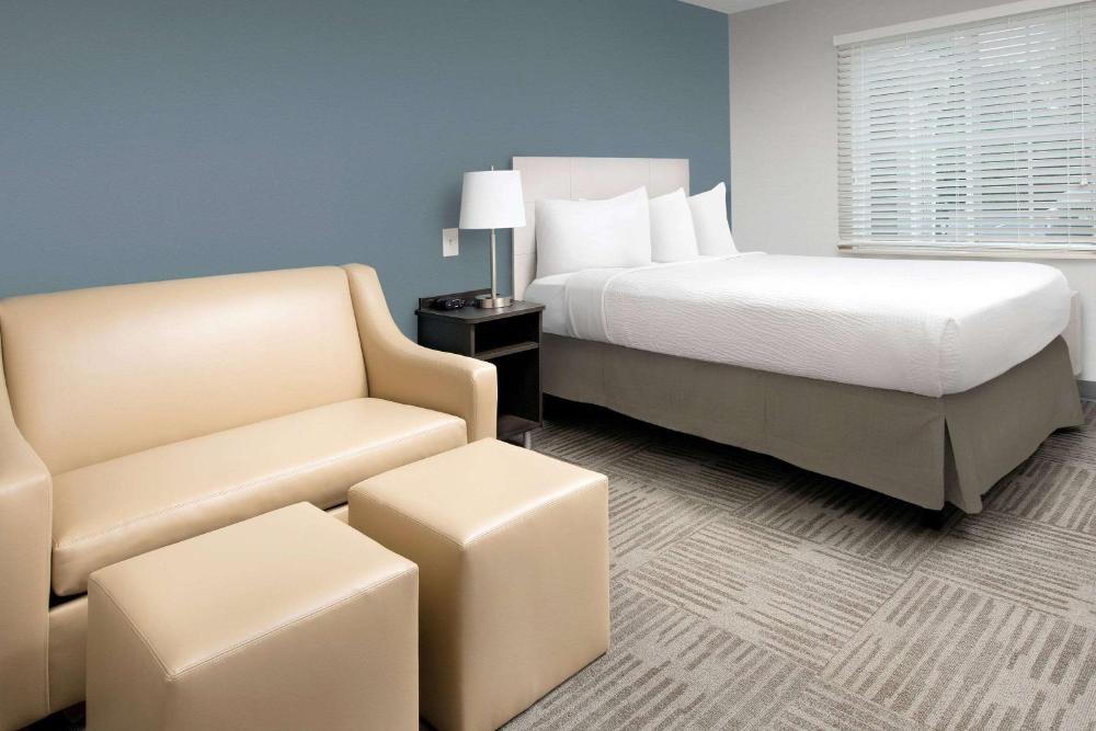Queen Room with Tub - Disability Access/Non-Smoking interior